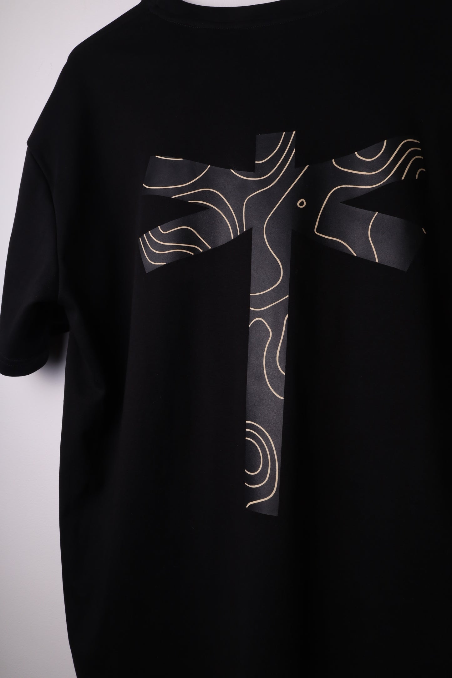 BLACK TERRAIN TEE